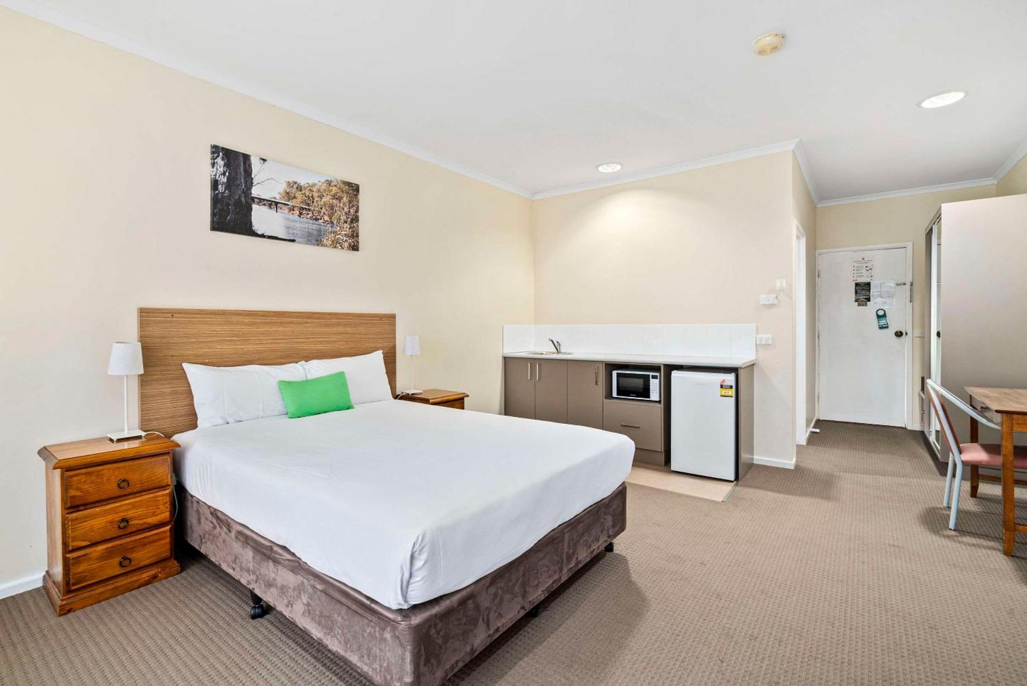 Comfort Inn Bishops Lodge Хей Екстериор снимка