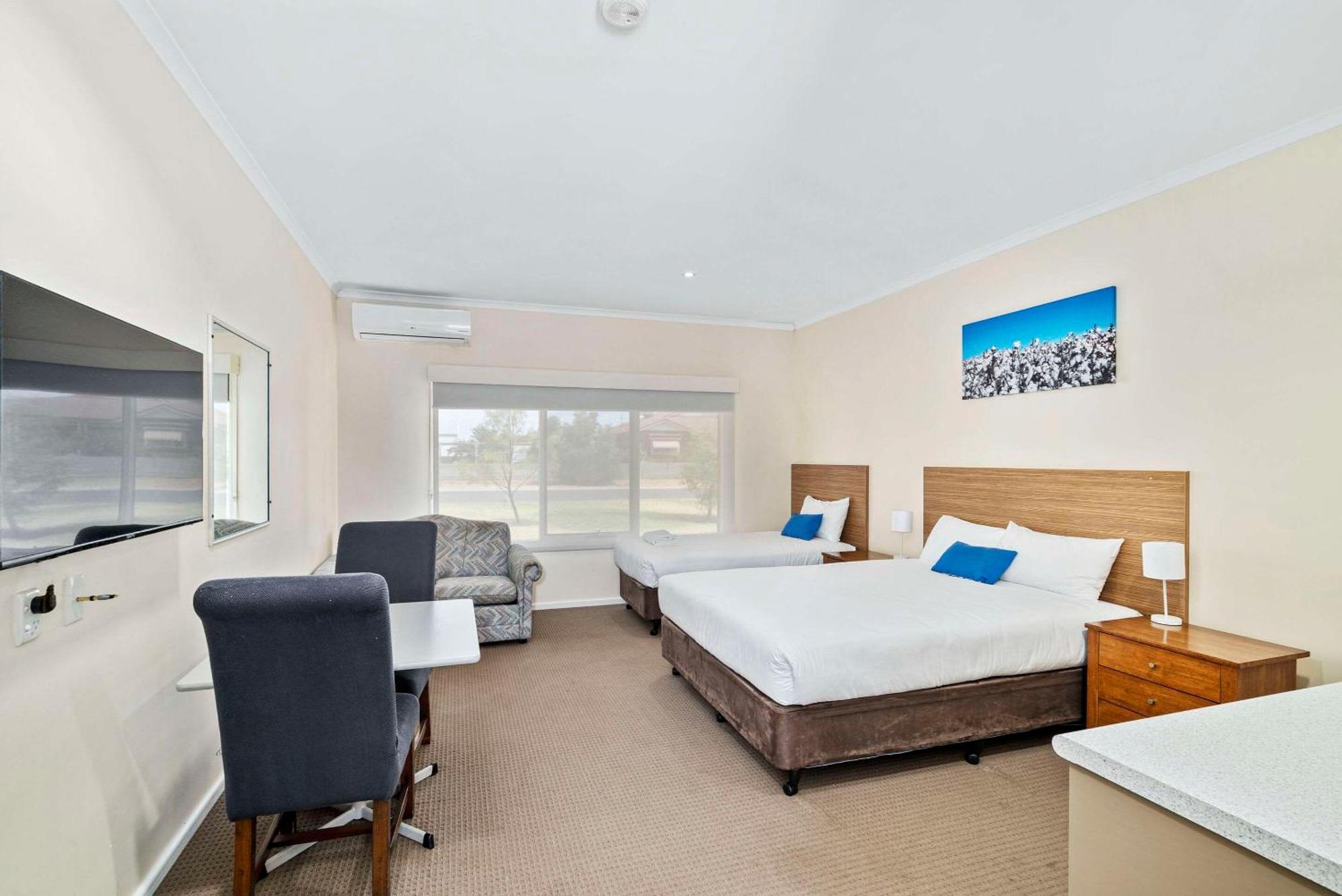 Comfort Inn Bishops Lodge Хей Екстериор снимка