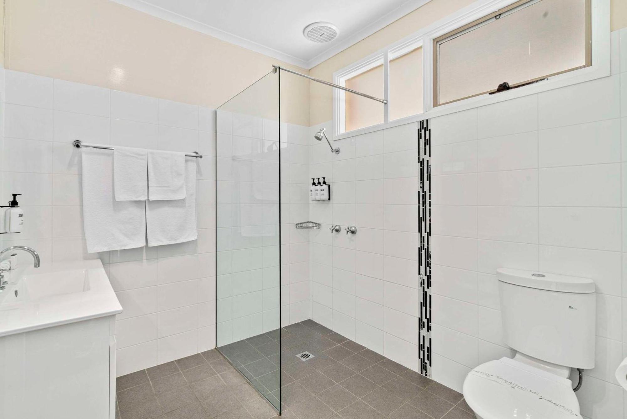 Comfort Inn Bishops Lodge Хей Екстериор снимка