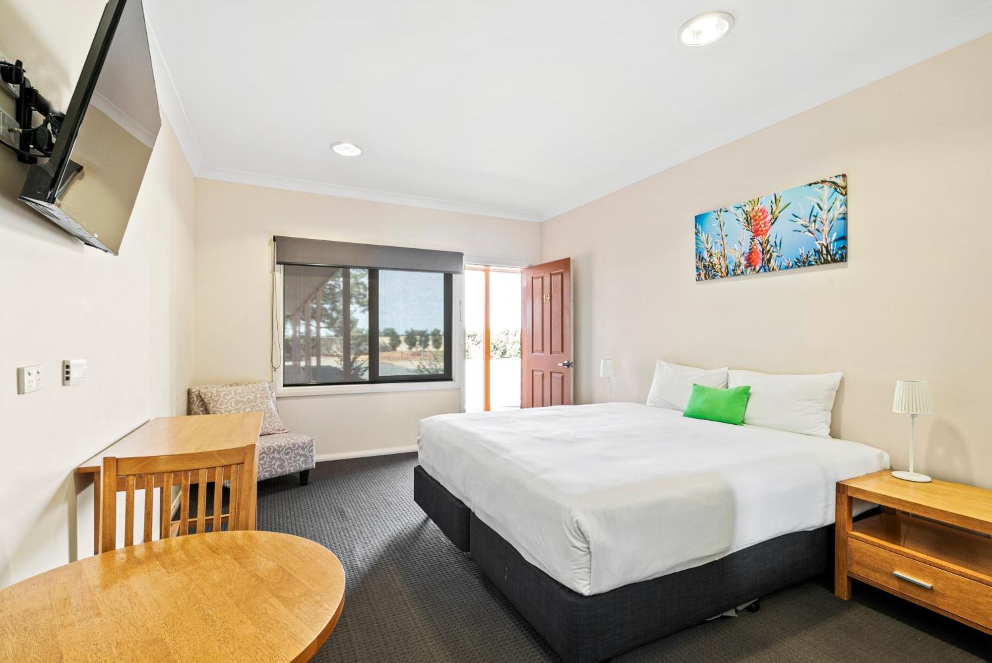 Comfort Inn Bishops Lodge Хей Екстериор снимка