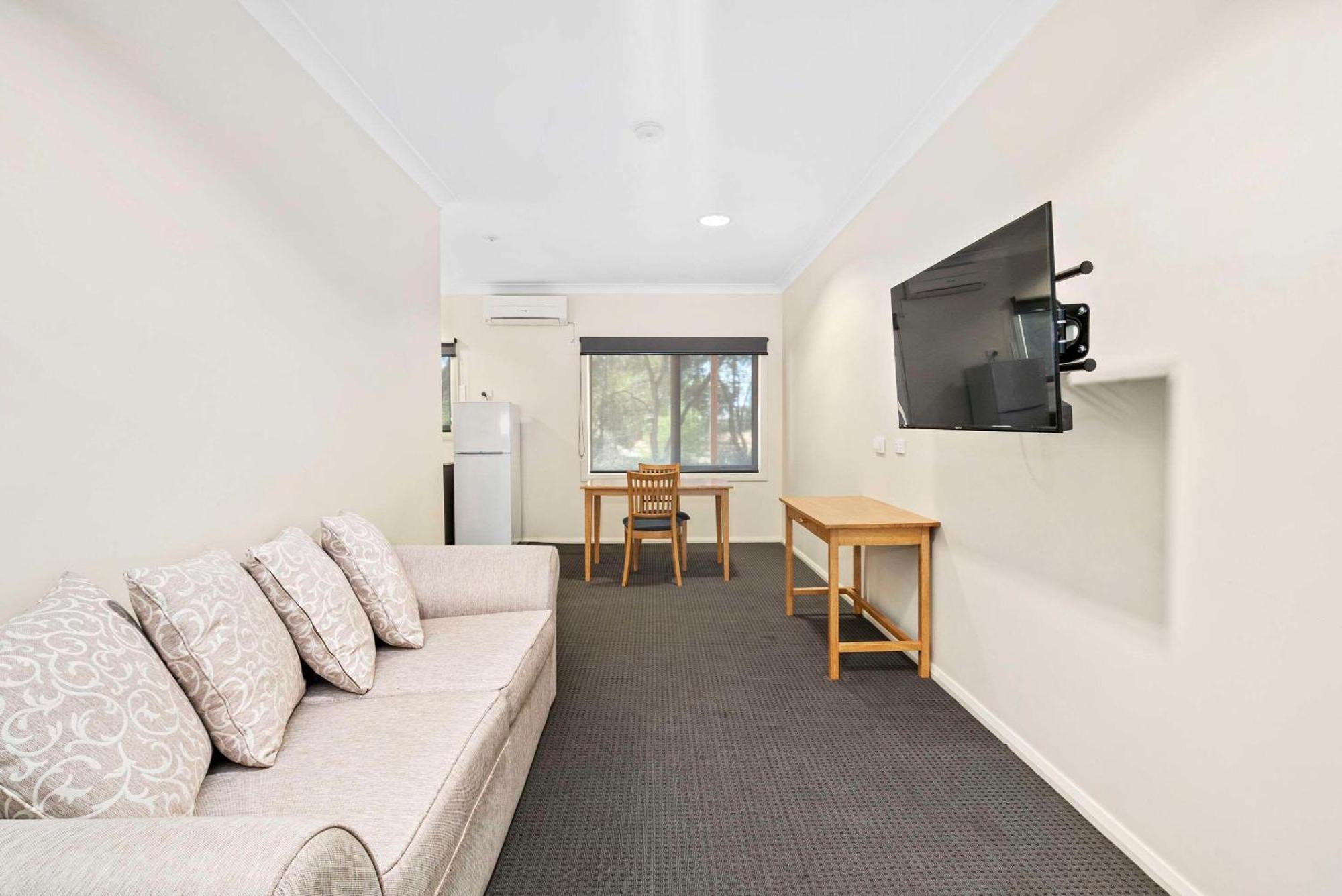 Comfort Inn Bishops Lodge Хей Екстериор снимка