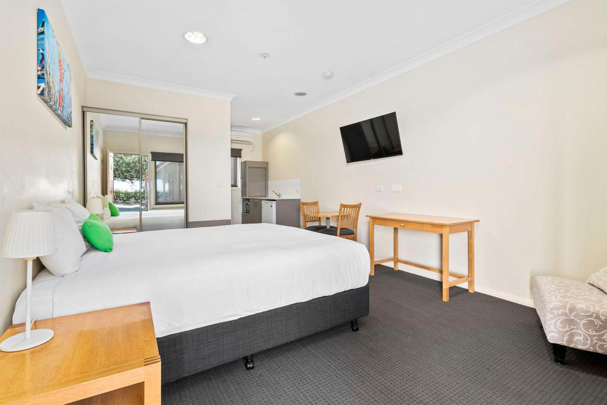Comfort Inn Bishops Lodge Хей Екстериор снимка