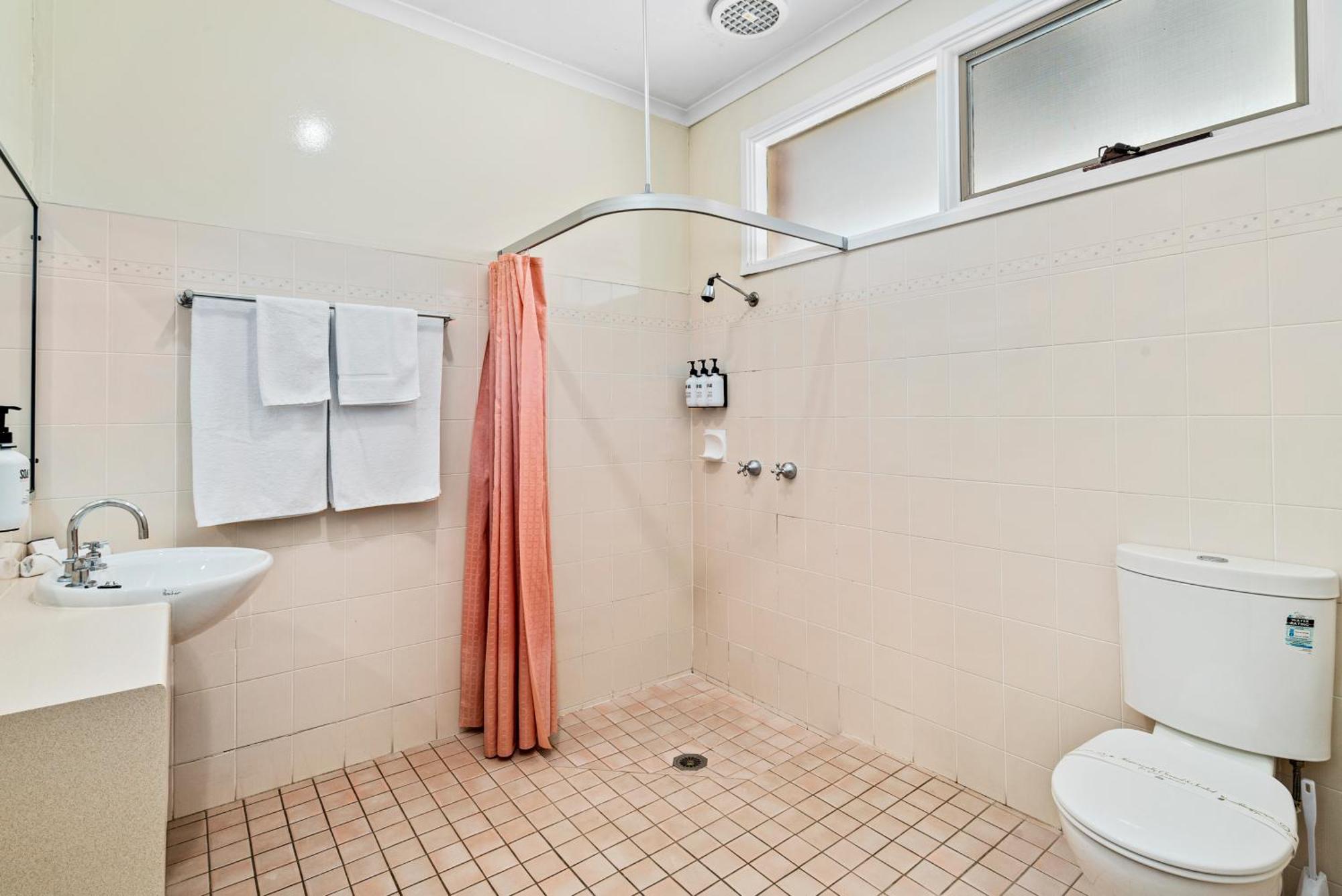 Comfort Inn Bishops Lodge Хей Екстериор снимка