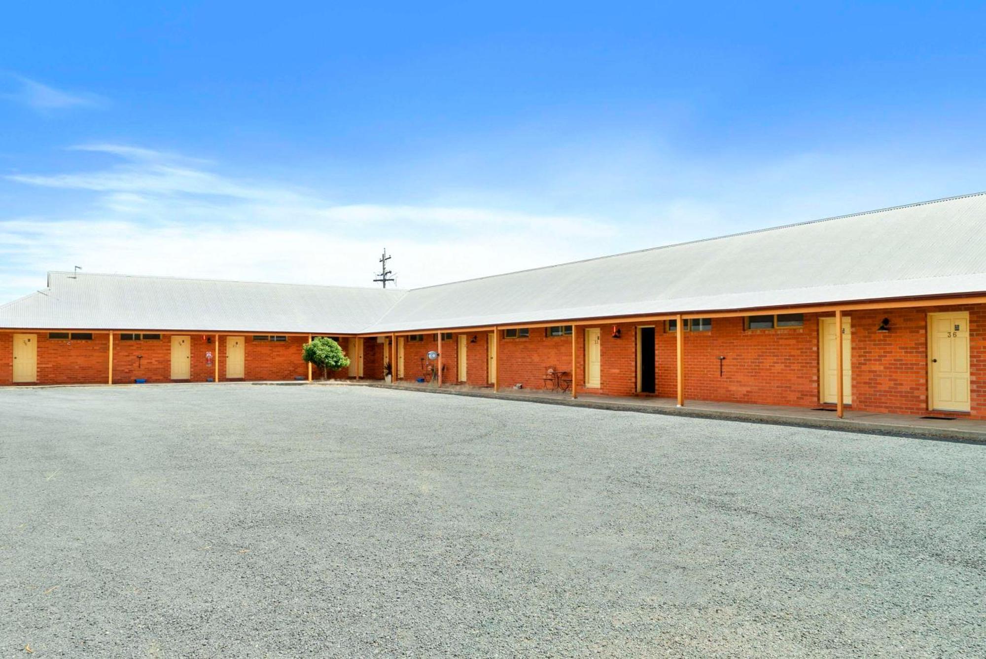 Comfort Inn Bishops Lodge Хей Екстериор снимка