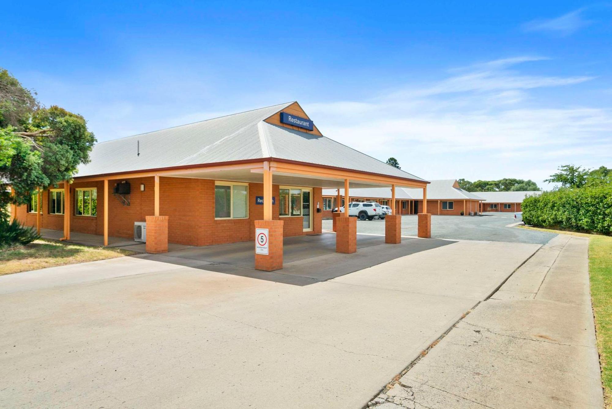 Comfort Inn Bishops Lodge Хей Екстериор снимка