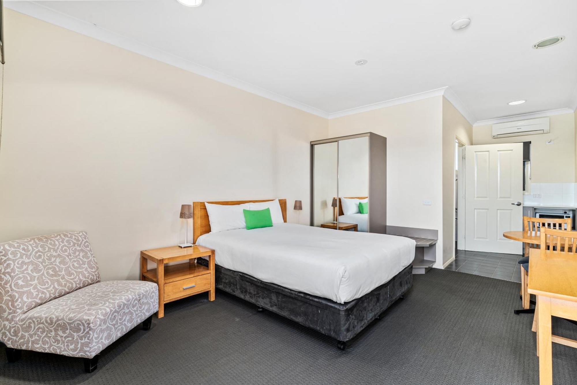 Comfort Inn Bishops Lodge Хей Екстериор снимка