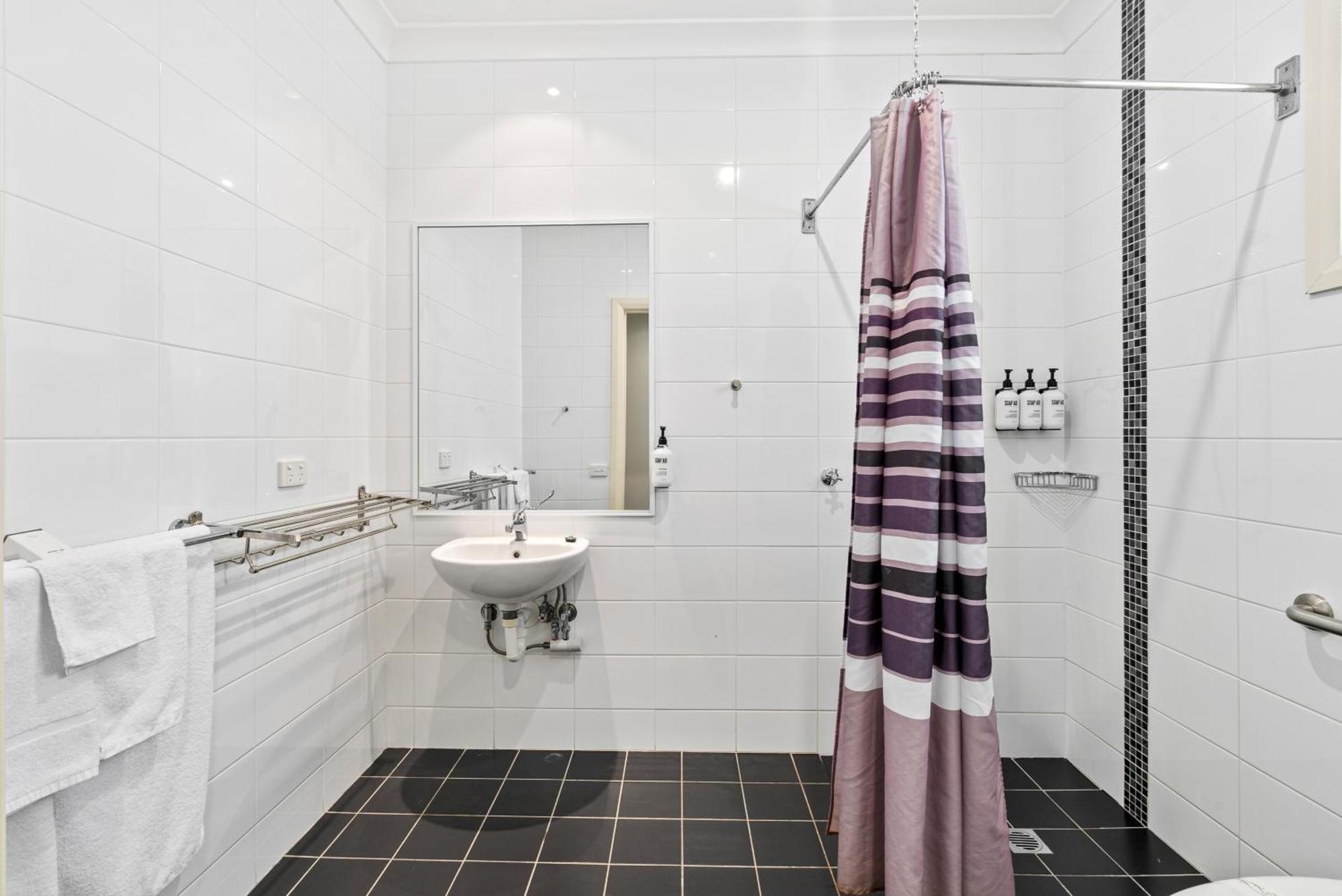Comfort Inn Bishops Lodge Хей Екстериор снимка