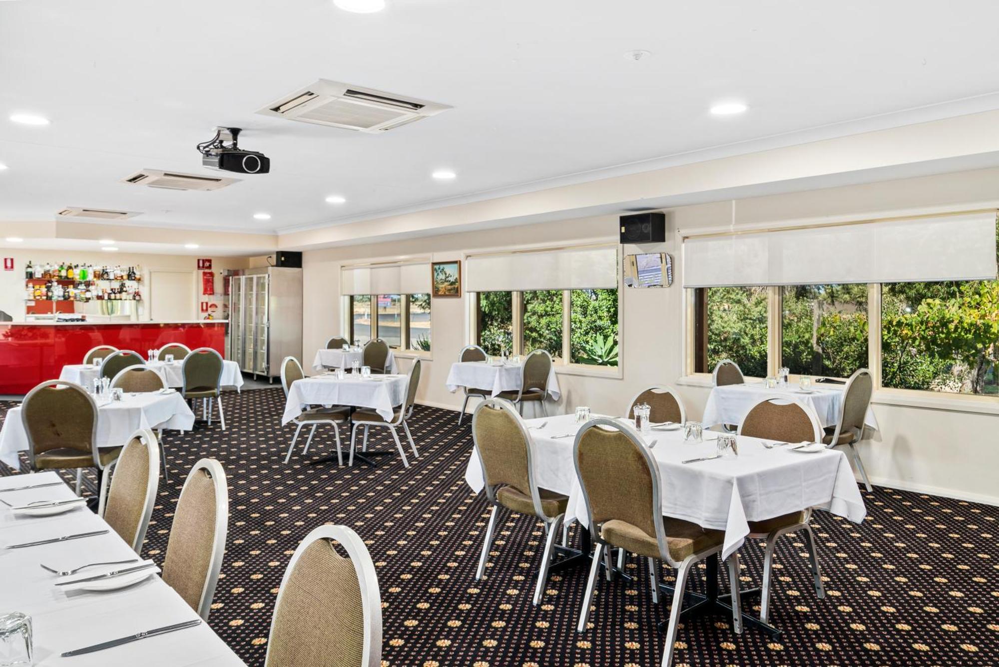 Comfort Inn Bishops Lodge Хей Екстериор снимка