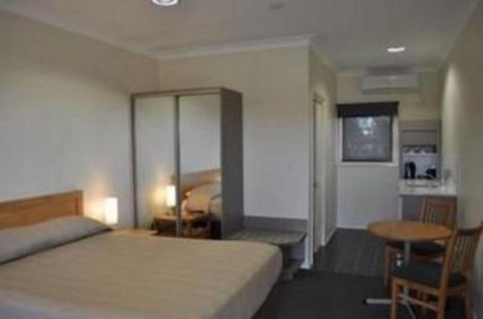 Comfort Inn Bishops Lodge Хей Екстериор снимка