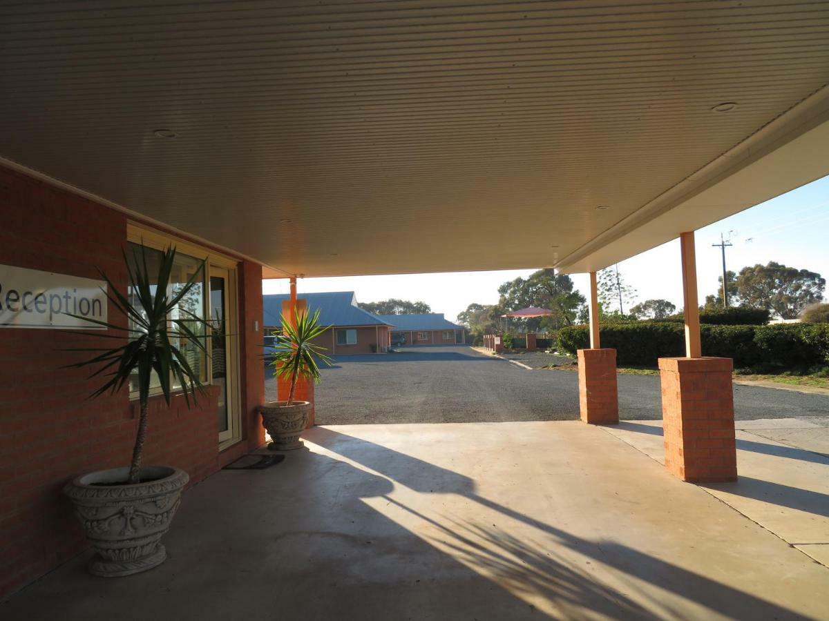 Comfort Inn Bishops Lodge Хей Екстериор снимка